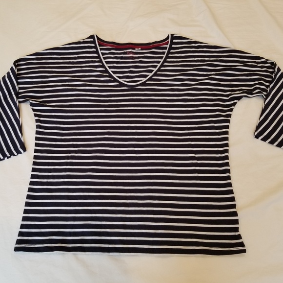 Boden Tops - Boden Striped v-neck voop tee EUC